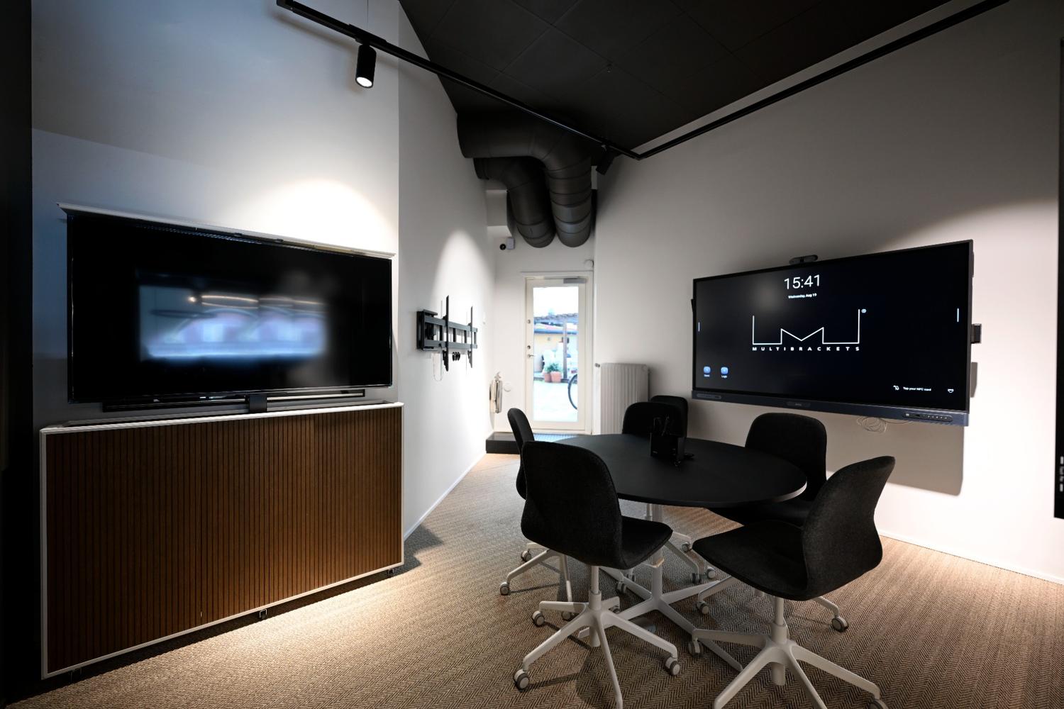 Digital signage showroom